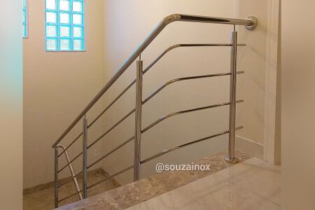 Corrimão de escada inox instalado em residência