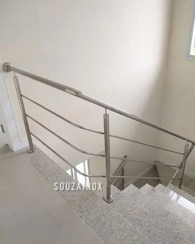 Corrimão de aço inox instalado em escada moderna em Florianópolis