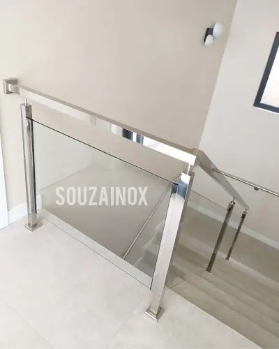 Corrimão de aço inox em escada residencial no Centro de Florianópolis