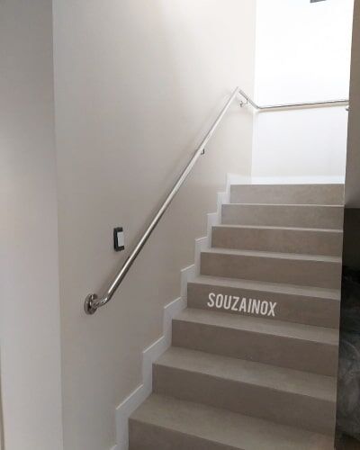 Corrimão de aço inox escovado sob medida em escada