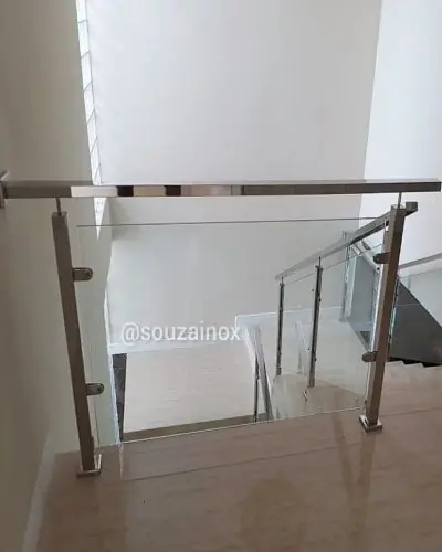 Guarda corpo de aço inox instalado em escada moderna