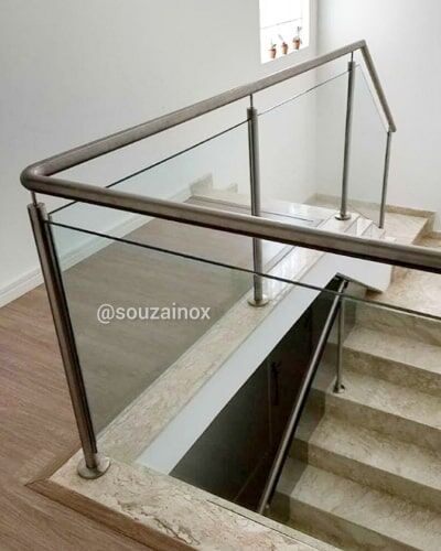 Detalhe de guarda corpo de inox com vidro temperado