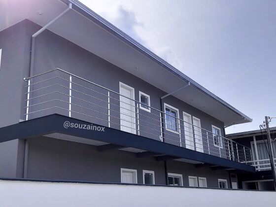 Guarda-corpo de aço inox instalado em obra na Grande Florianópolis